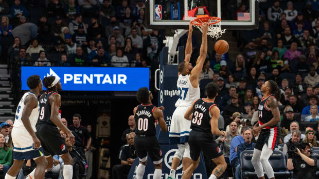 Rudy Gobert dunks